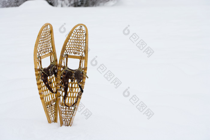 简约雪地上的防滑鞋摄影图