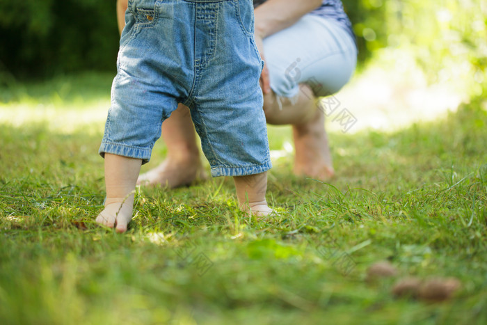 光脚草地上玩耍的婴儿