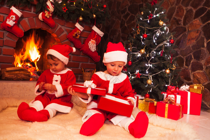 暖色调圣诞拆礼物的儿童摄影图