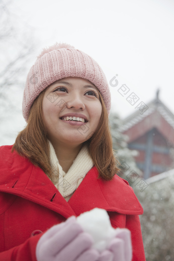 冬季拿雪球的女人摄影图
