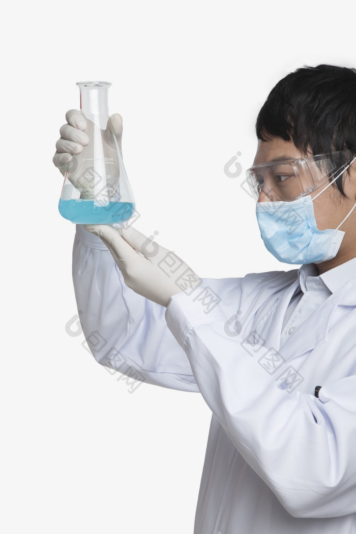 实验室做实验的年轻人男子测量杯蓝色液体