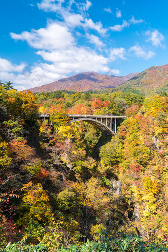 桥梁秋天<strong>山脉</strong>青山绿水蓝天白云大自然旅游