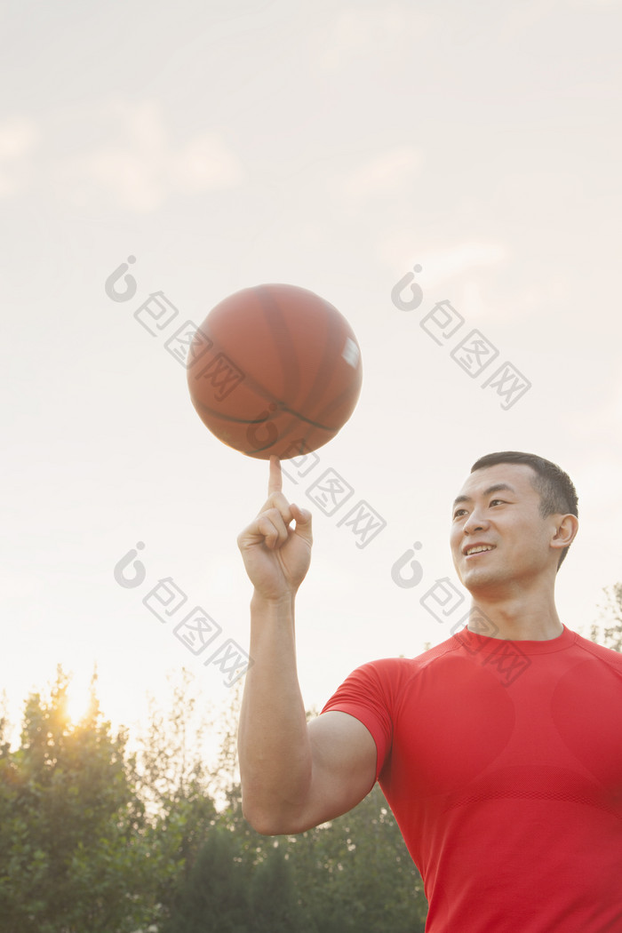 男子成熟的健壮的有肌肉的篮球转球玩耍运动