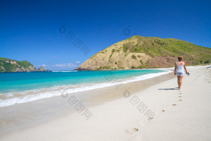 海边沙滩夏天比基尼美女背影光脚脚印图