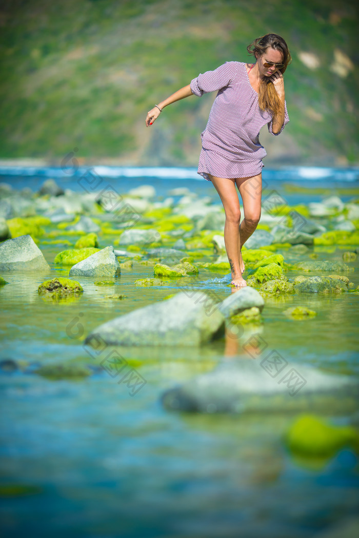 美女度假旅游河边海边山峦摄影背景图