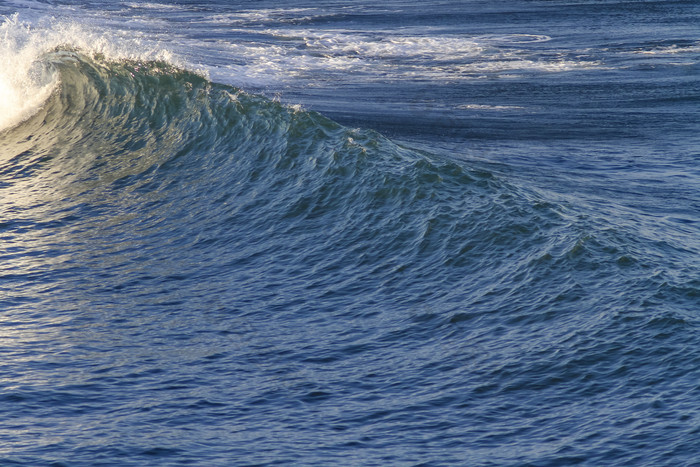 的泛着波浪的海面素材免费下载,本次作品主题是摄影图,使用场景是其它