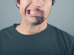 龇牙咧嘴的男人摄影图