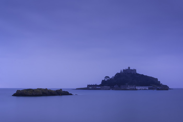 蓝色在海中的老城堡摄影图