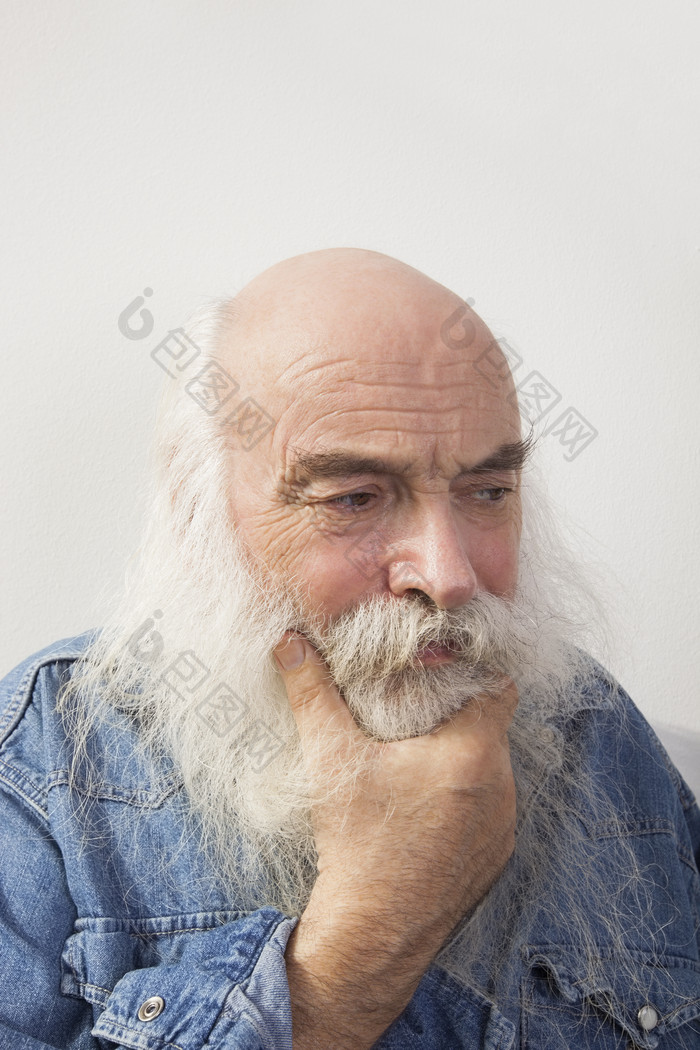 简约风格一个大胡子老人摄影图