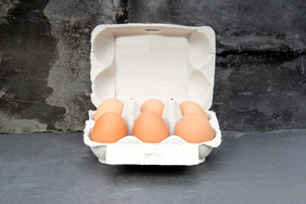 暗色调一小盒鸡蛋