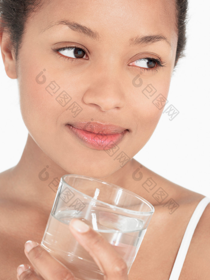 简约风喝水的女人摄影图