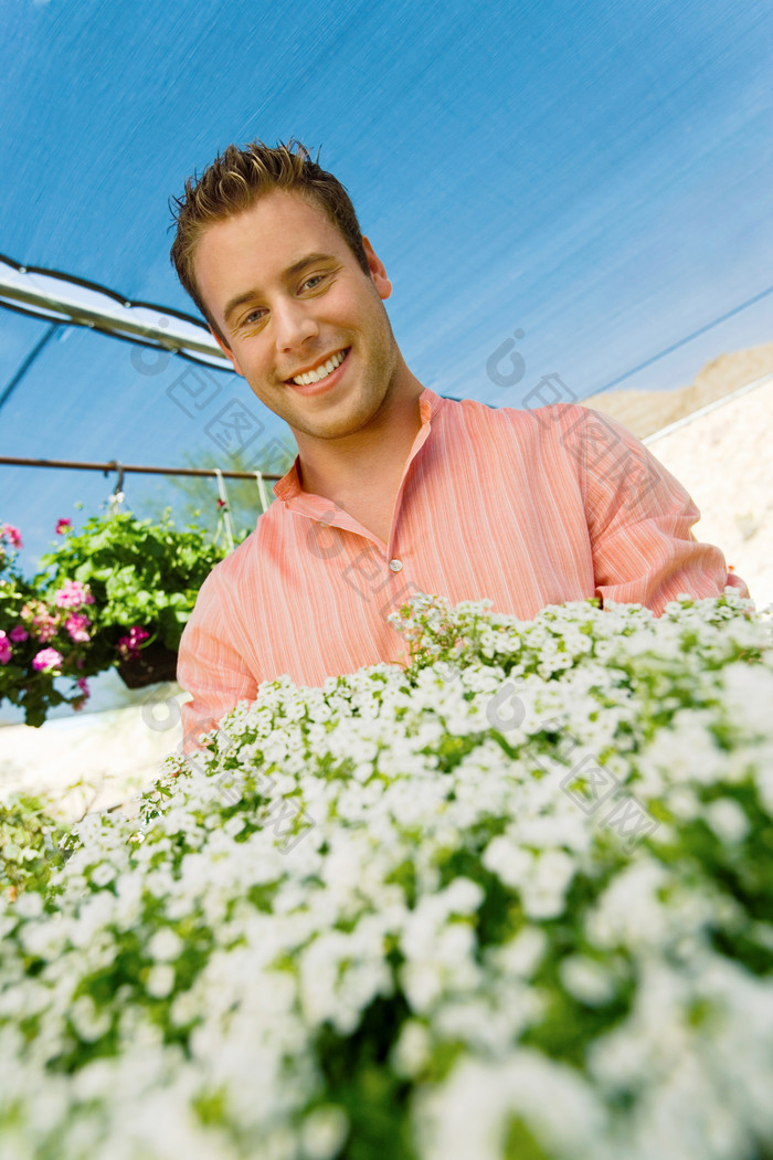 温室里种植花朵的男人