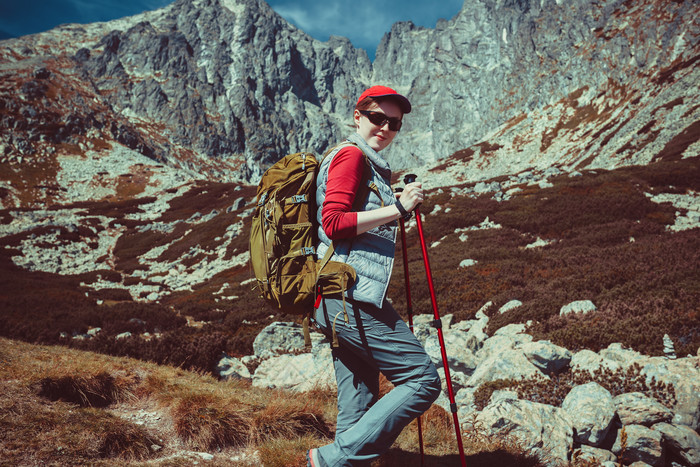 徒步下山旅行的女人