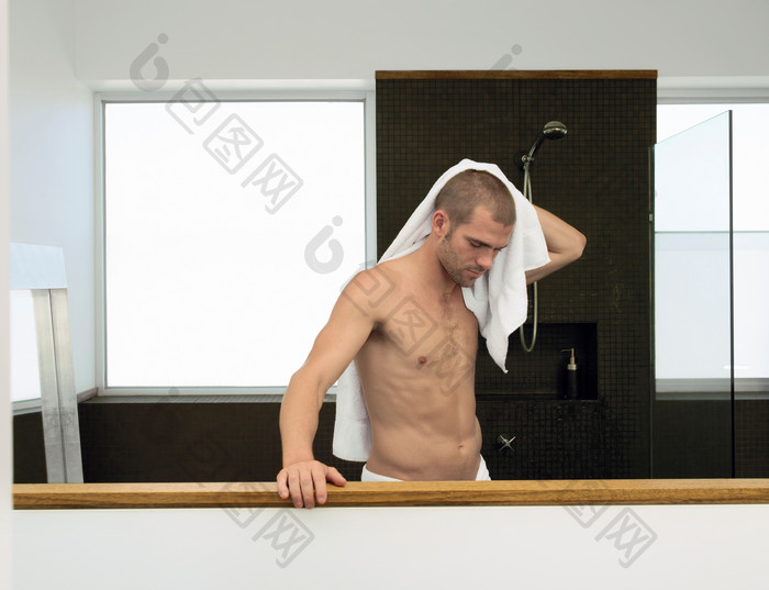简约风洗完澡的男人摄影图