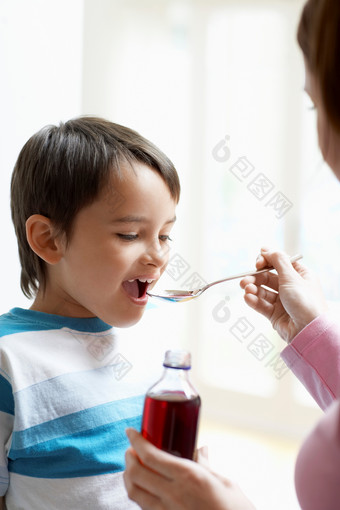 简约吃药的孩子摄影图