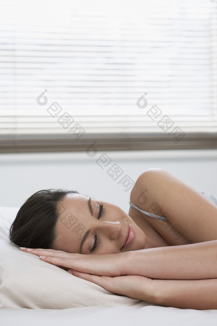 简约风格睡觉的女人摄影图