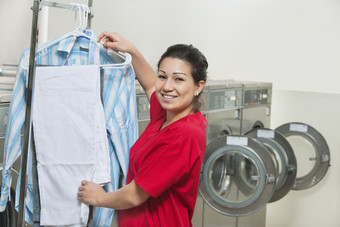 洗衣房挂衣服的女人笑脸