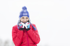 清新雪中的女人摄影图