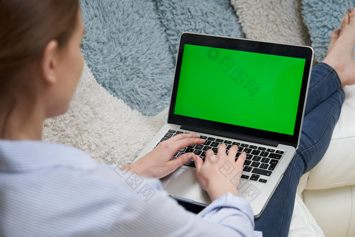 绿色屏幕电脑办公的女人