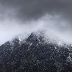 浓雾下的山脉摄影图