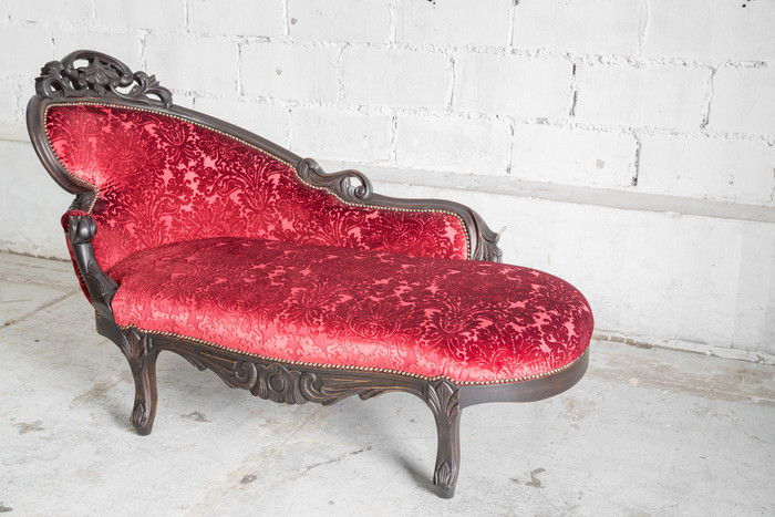 房间内复古红色躺椅
