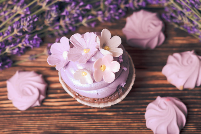 蛋糕上的紫色小花