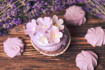 蛋糕上<strong>的紫色小花</strong>