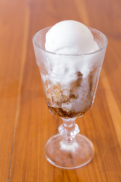 玻璃杯里的奶油冰淇淋