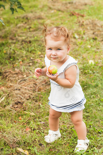 手持青苹果的可爱婴儿