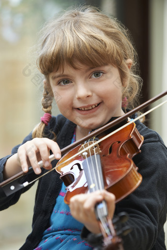 暗色拉小提琴的女孩摄影图