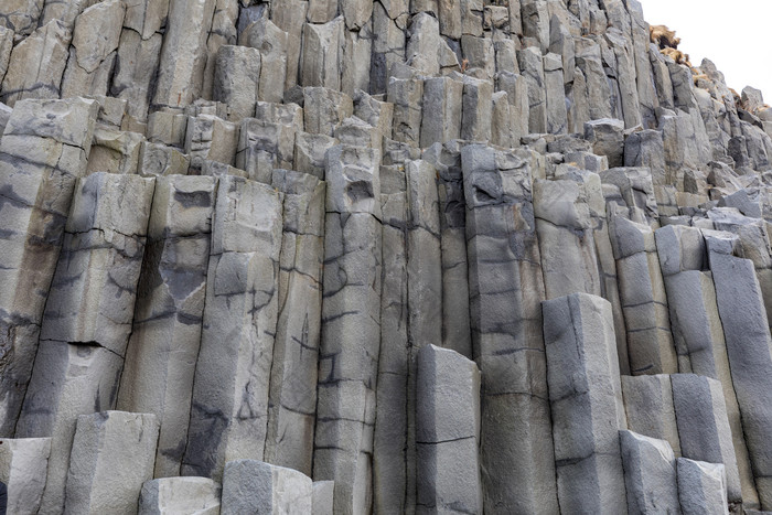 灰色调沙滩的石头摄影图