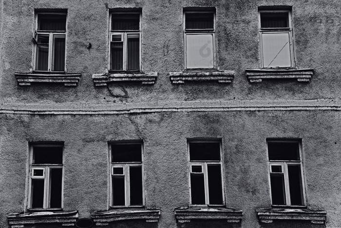 灰色古老破旧楼房建筑窗户