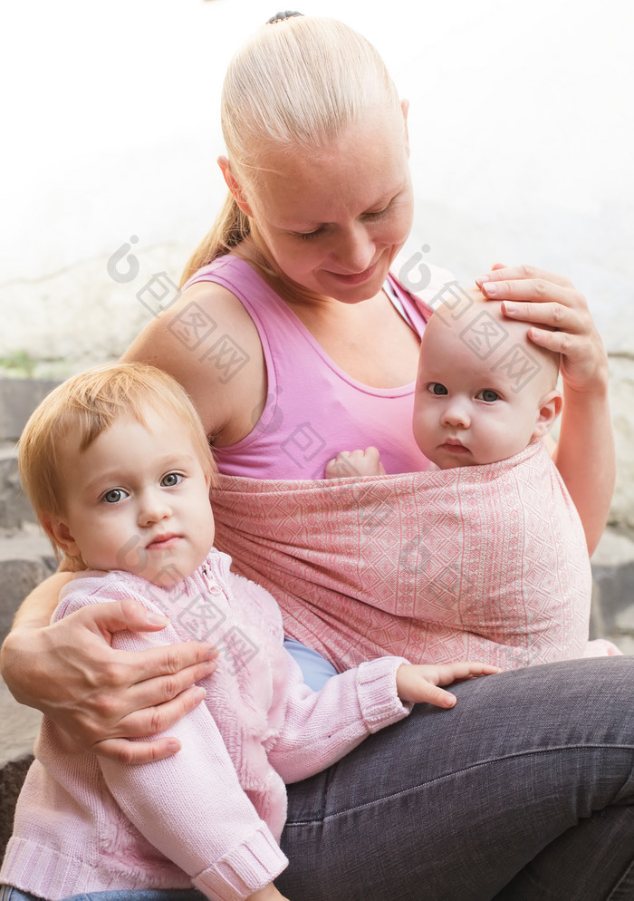 妈妈搂抱着宝宝摄影图