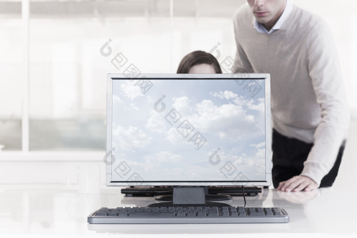 灰色调用电脑的职员摄影图