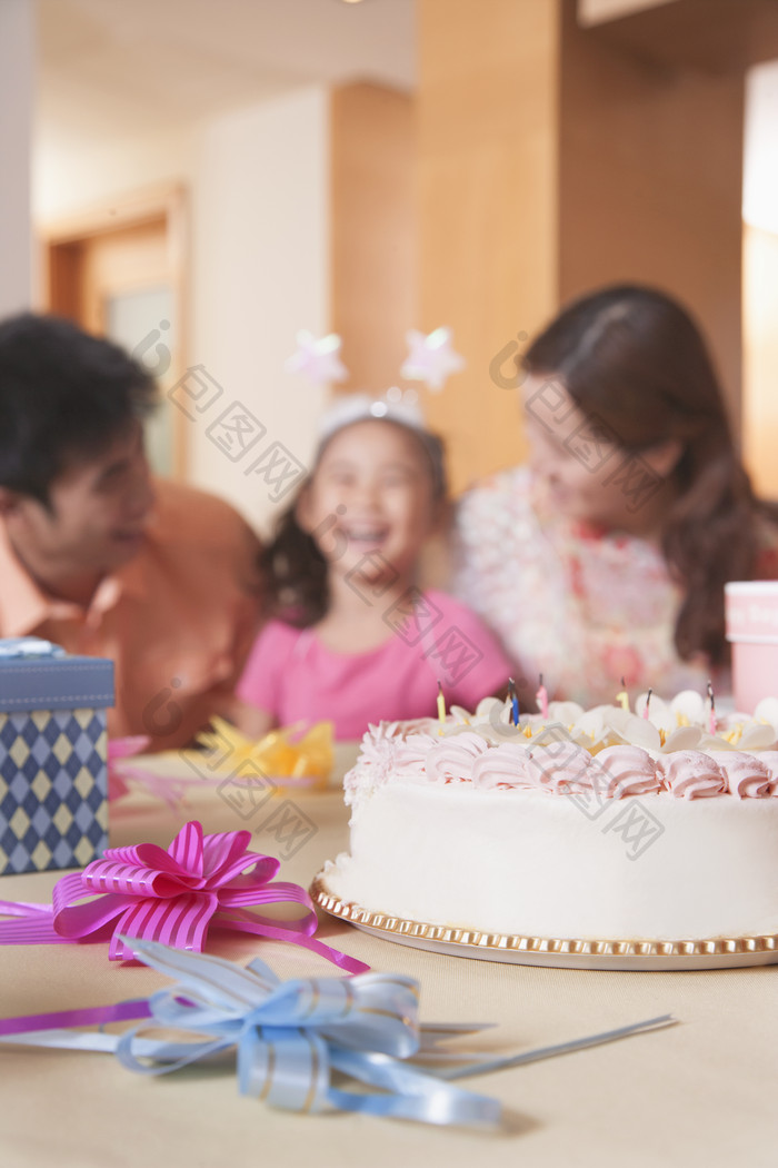 男人女人小女孩爸爸妈妈生日派对庆祝蛋糕