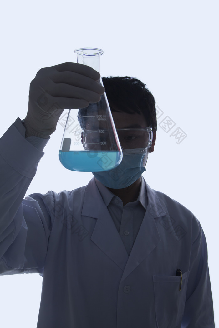 实验室做实验的年轻人男子测量杯蓝色的液体