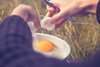 简约野外煎鸡蛋摄影图