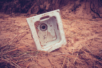 被遗弃的洗手池摄影图