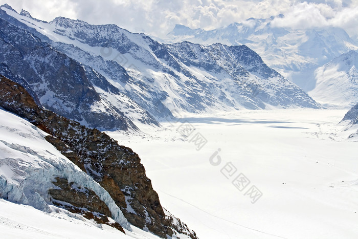 蓝色调雪山美景摄影图