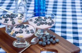 简约蓝莓牛奶摄影图