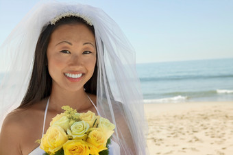 海滩拿着手捧花的新娘
