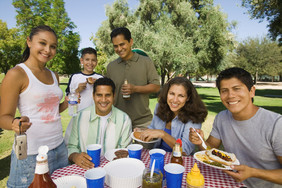 青年男女户外聚会野餐
