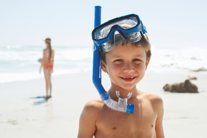 海滩赤裸男孩头戴潜水防护罩