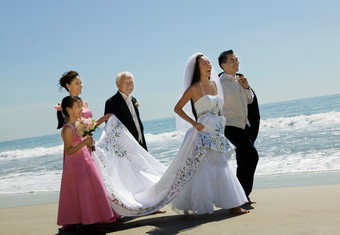 蓝色调在海边的新婚夫妻摄影图