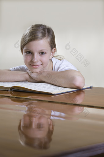 趴桌子上看书的小女孩