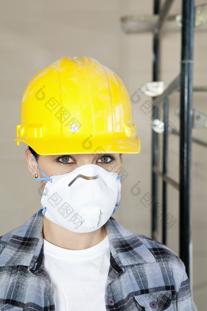 戴口罩的建筑工人