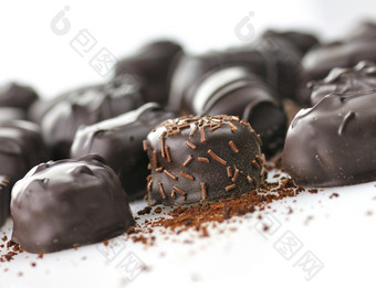 暗色调香甜的巧克力摄影图