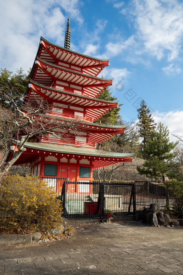 天空下的富士山宝塔建筑