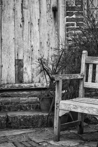 门口的老旧椅子摄影图