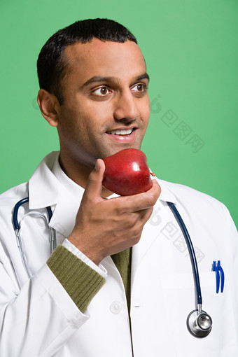 简约吃苹果的医生摄影图